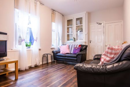 Perfect location for students at the Heath - Photo 2