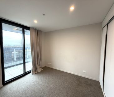 Modern 2 Bedroom Apartment, short walk to train - Photo 4