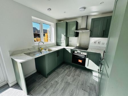 4 bedroom semi-detached house to rent - Photo 2