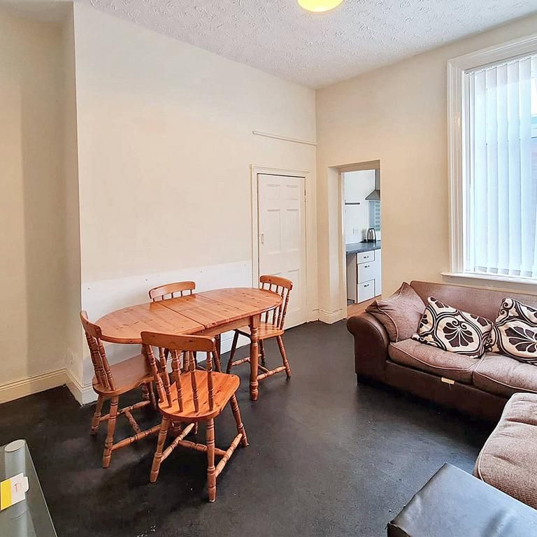 4 bedroom terraced house to rent - Photo 1