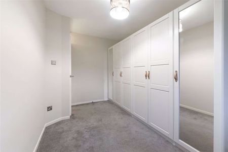 A bright and contemporary 3-bedroom home featuring spacious interiors, a modern kitchen, sleek bathroom, charming reception room and a light-filled conservatory  perfect for modern living. - Photo 5