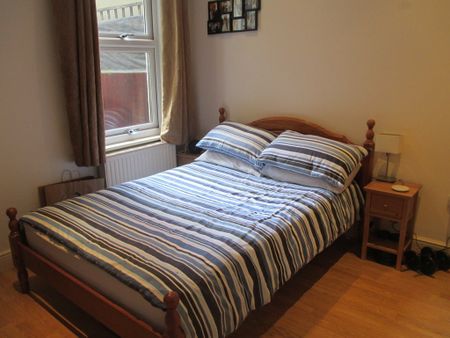 2 Bed Flat, Southfields, SW18 - Photo 3