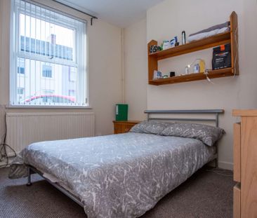 Featuring two stunning designer shower rooms - Photo 6