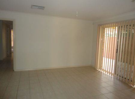 Spacious and Modern Living at 13 Royal Place, South Morang - Photo 4