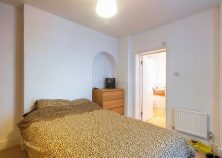 Pet friendly two double bedroom, split level furnished garden flat - Photo 2