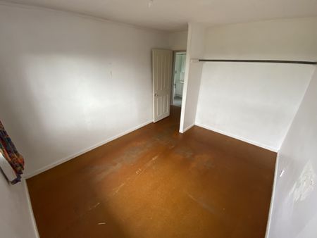 CLENDON PARK, 3 BEDROOMS - Photo 5