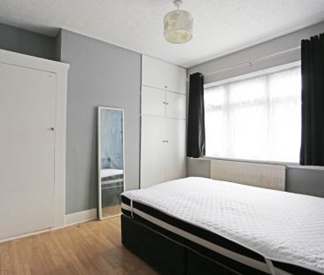 Price £2,800 pcm - Available Now - Part Furnished - Photo 5