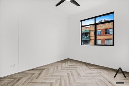 Modern, Newly Renovated Apartment in the Heart of Redfern - Photo 4