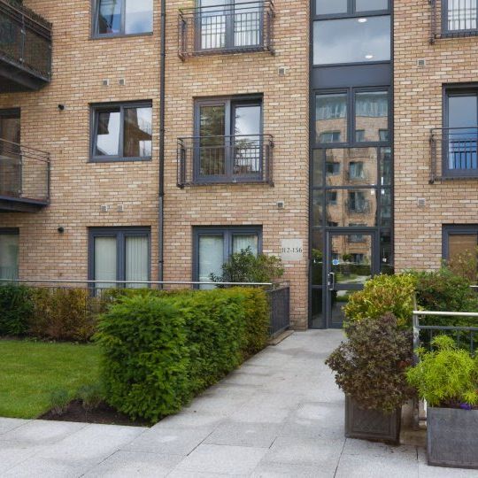 Big room in 2-bedroom apartment in Terenure, Dublin - Photo 1