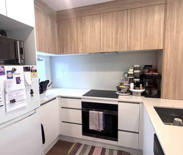 Fully furnished desirable end townhouse - Photo 1