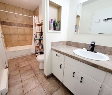 Spacious 3 bed 1 bath condo in the heart of Rutland - Photo 6