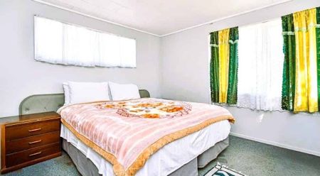 Charming 3BR Home with Garden in Mangere - Photo 2