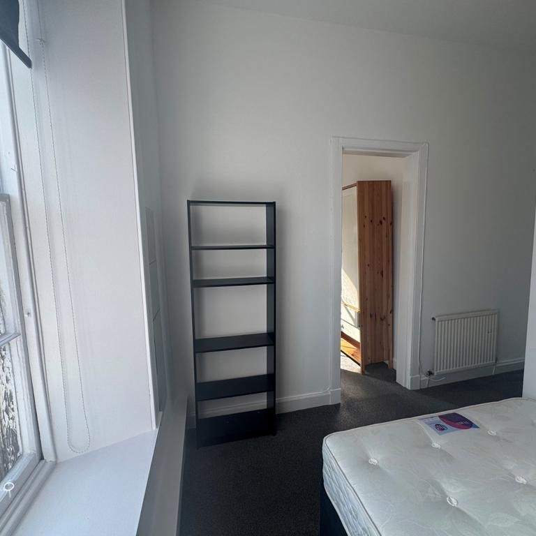 4 bedroom flat to rent - Photo 1