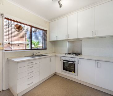 Great Location! 2 Bedroom Townhouse! - Photo 4