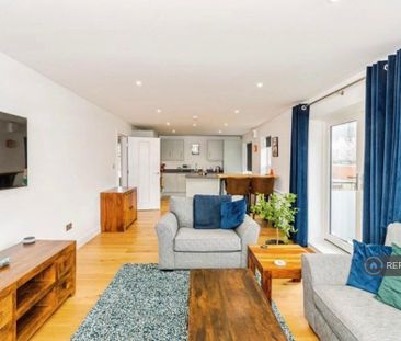 3 bedroom flat to rent - Photo 4