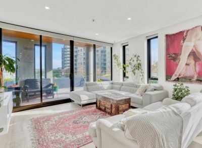 Discover comfortable, low-maintenance city living in this modern 1-bedroom apartment. - Photo 1