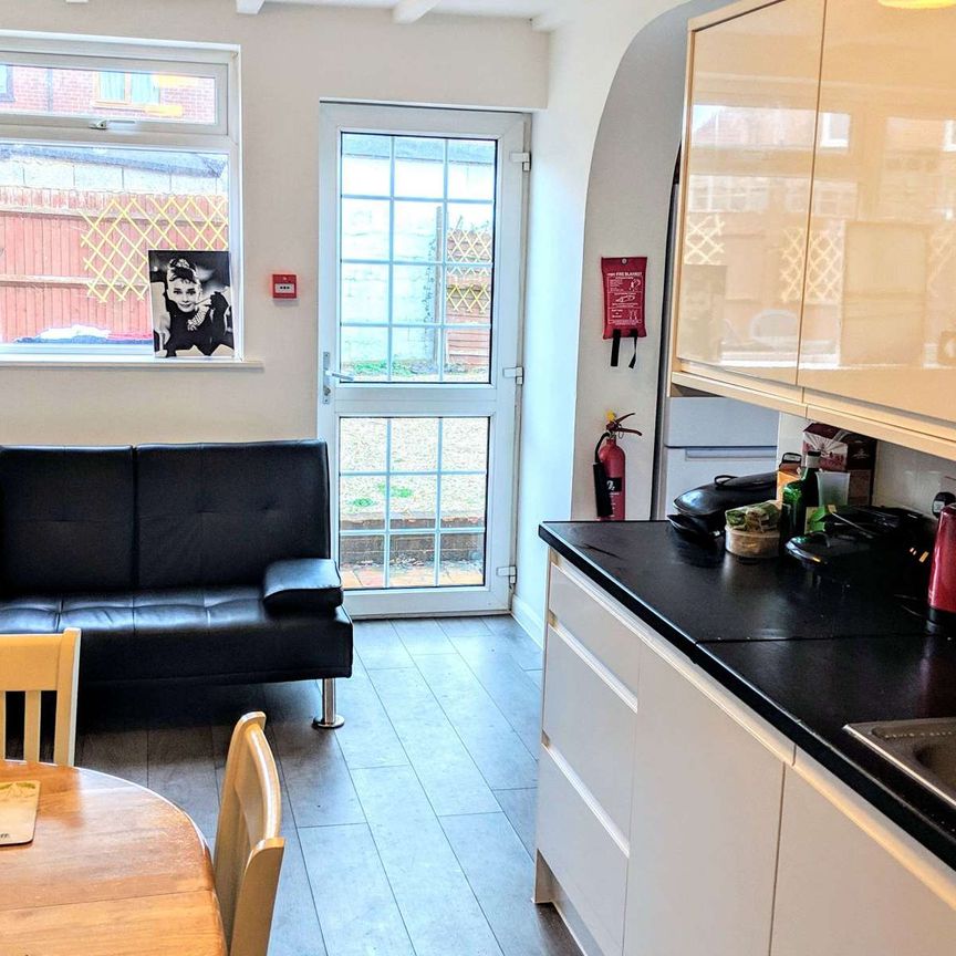 Garendon Gardens Room 5 - Photo 1