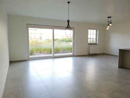 Gelijkvloers app. met 2 slpk., terras en garage, rustigere ligging - Photo 2