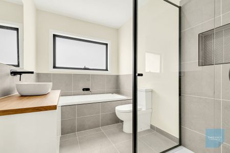 Stunning townhouse with a remarkable design. - Photo 4