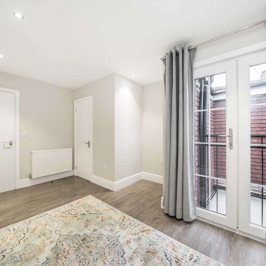 Cottenham Park Road, West Wimbledon, SW20, London - Photo 1