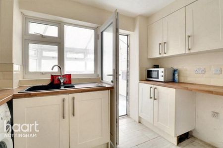 1 bedroom in a house share to rent - Photo 2