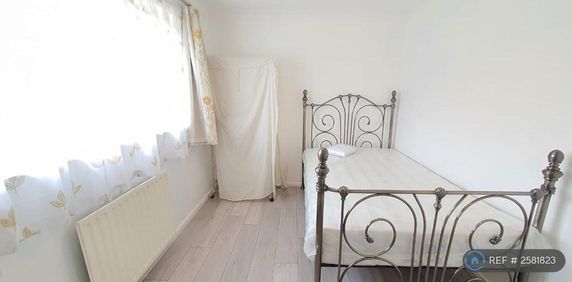 1 bedroom in a house share to rent - Photo 2