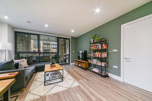 One bedroom apartment in Parkside Avenue, Greenwich. - Photo 1