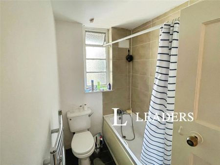 3 bedroom flat to rent - Photo 4