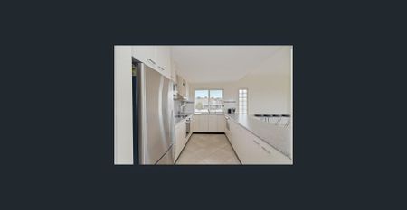 Beautiful Family Home with Views off The Bluff - Photo 3