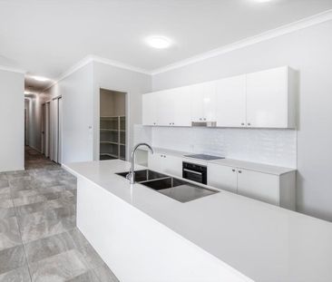 LARGE 4 Bedroom, 4 Bathroom Family Home - Photo 6