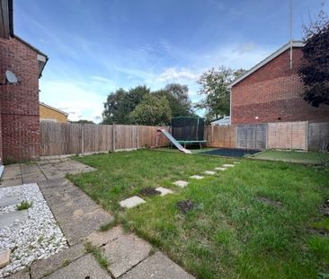 Sandy Lane, Farnborough, GU14 - Photo 3