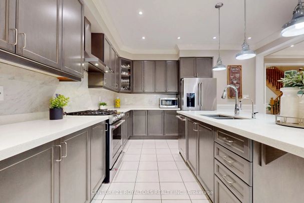 Detached Home For Lease | W9031533 - Photo 1