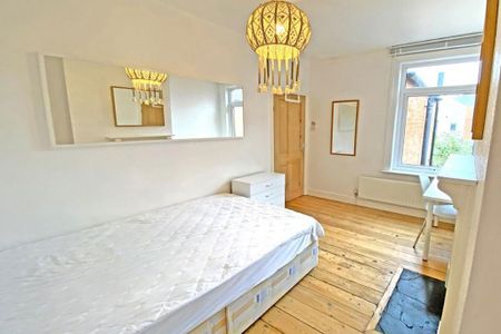 4 bedroom terraced house to rent - Photo 3