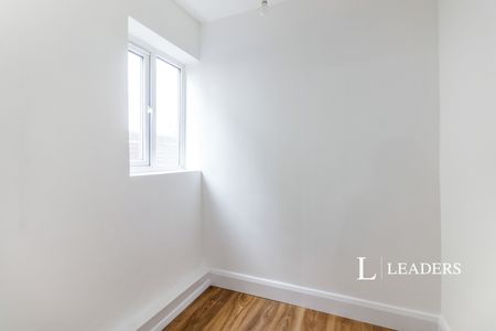 3 bedroom house to rent Sherborne Road, Sutton, SM3 - Photo 3