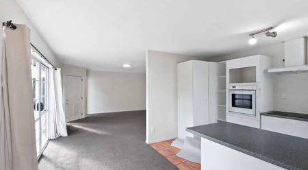 Five Bedroom Two Bathroom In Riccarton Available Now - Photo 4