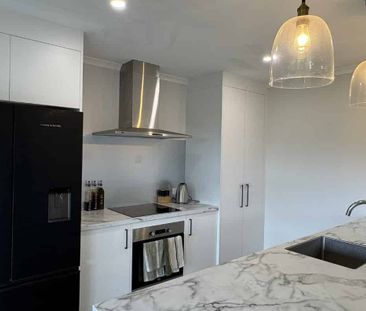 Modern home with rural views - Photo 4