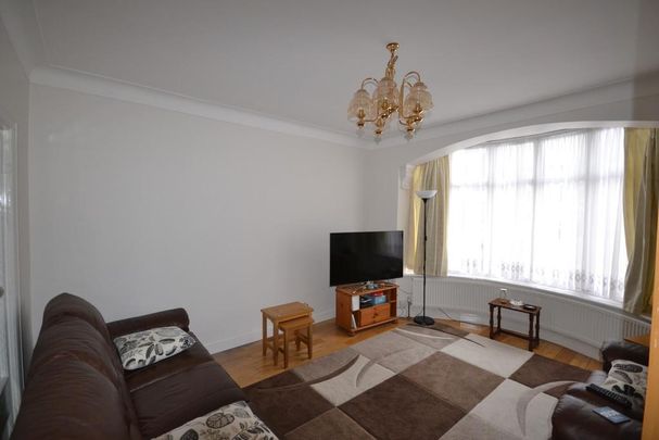 4 bedroom end of terrace house to rent - Photo 1