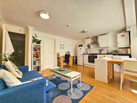 Guide Price £1,700 pcm - Available 27/11/2025 - Part Furnished - Photo 5