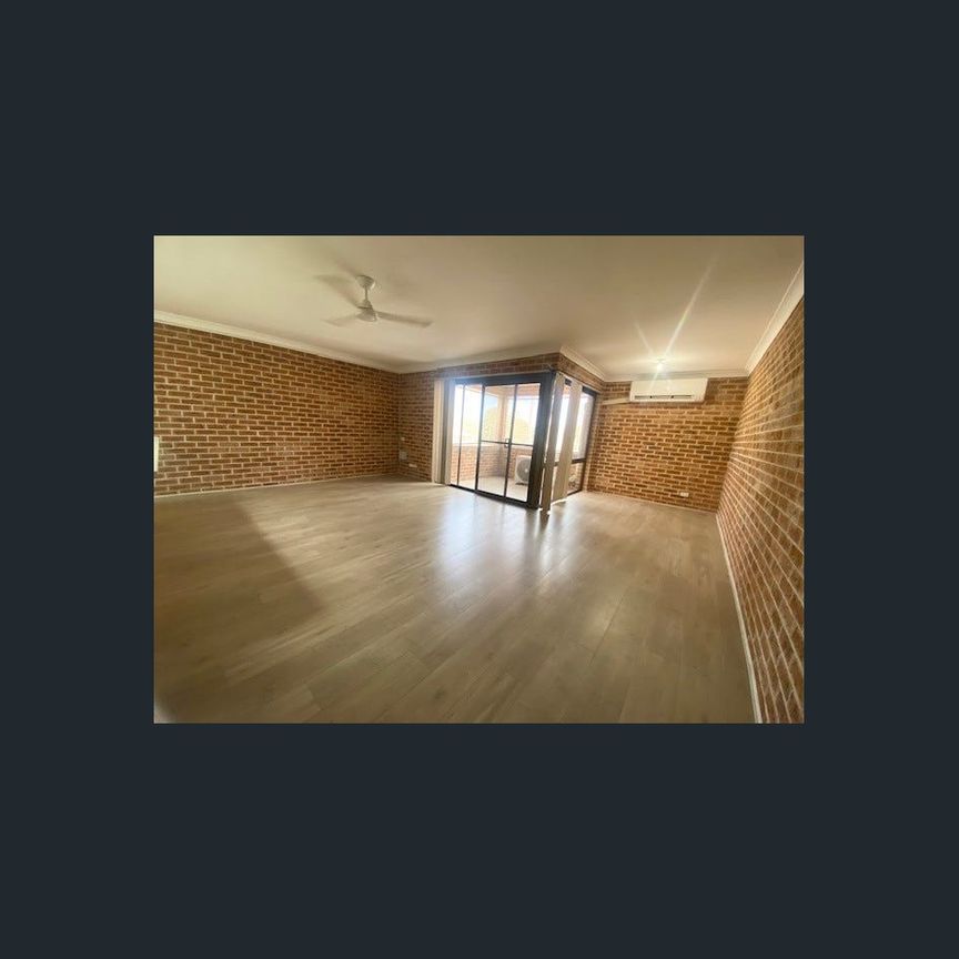 Spacious Two Bedroom Unit Offering Easy Living and Great Value! - Photo 1