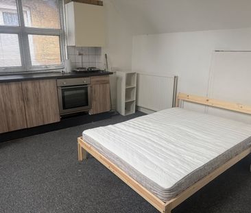 Room in a Shared House, Tennyson Road, LU1 - Photo 6