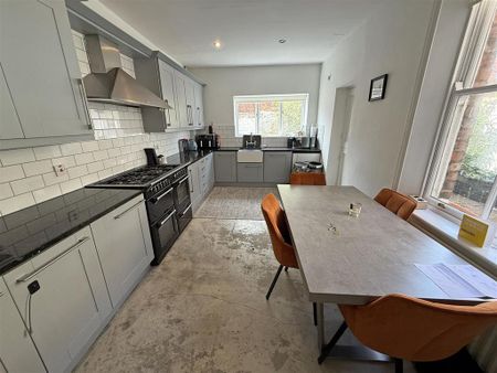4 bedroom terraced house to rent - Photo 5