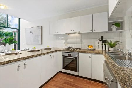 Sun-Drenched North-Facing Townhouse with Wrap-Around Courtyard - Just 500m from Coogee Beach - Photo 2