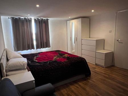 6 bedroom terraced house to rent - Photo 2