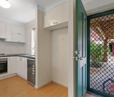 Townhouse with convenience at your door step! - Photo 6
