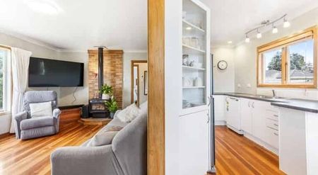 Three-bedroom home in Te Atatu Peninsula - Photo 4