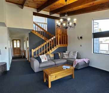 Fully furnished three bedroom home with spa pool! - Photo 5