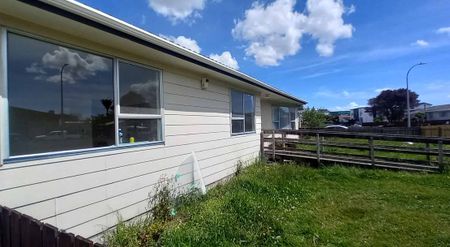 3BR Manurewa Home & A fully self contained unit. - Photo 2