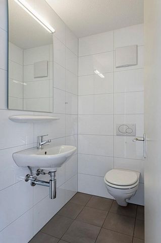 Modern apartment in well-maintained condominium - Photo 3