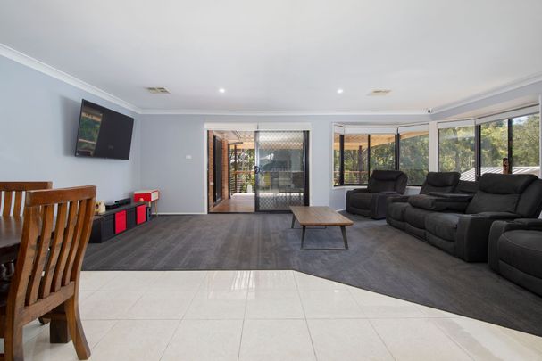 Large Family Home - Entertaining Paradise! - Photo 1