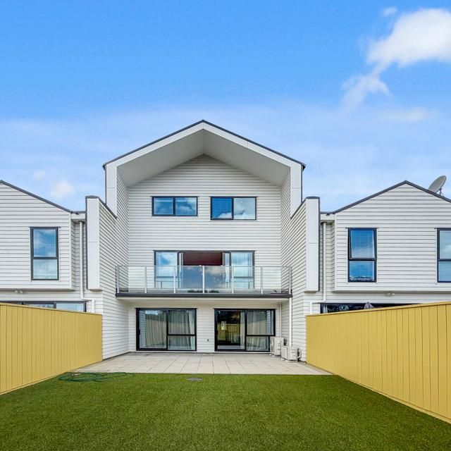 Immaculate townhouse with granny flat, solar & high spec finishes! - Photo 1